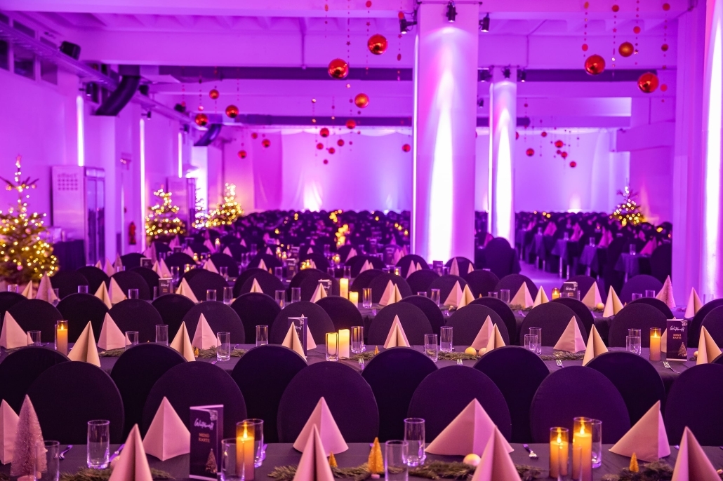 Festlich eingedeckter Saal für eine Firmen-Weihnachtsfeier in Nürnberg